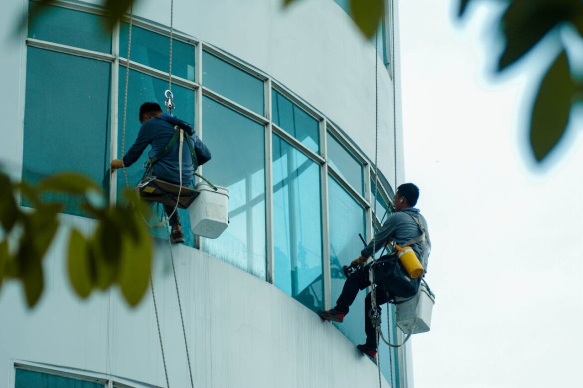 Veilig schoonmaken op hoogte: zo pak je gevels en daken aan