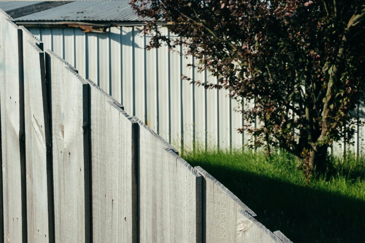 Een stevige schutting begint bij de juiste fundering